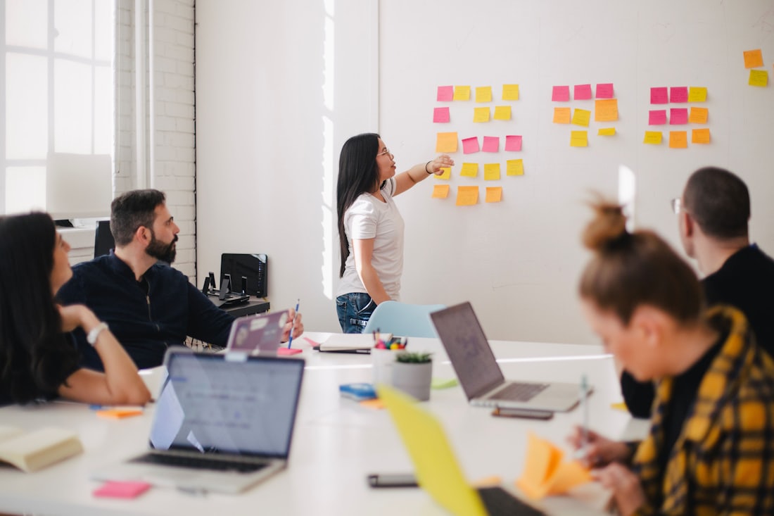 Groep mensen werkt samen tijdens een workshop